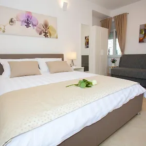 Summer Lounge Apartment